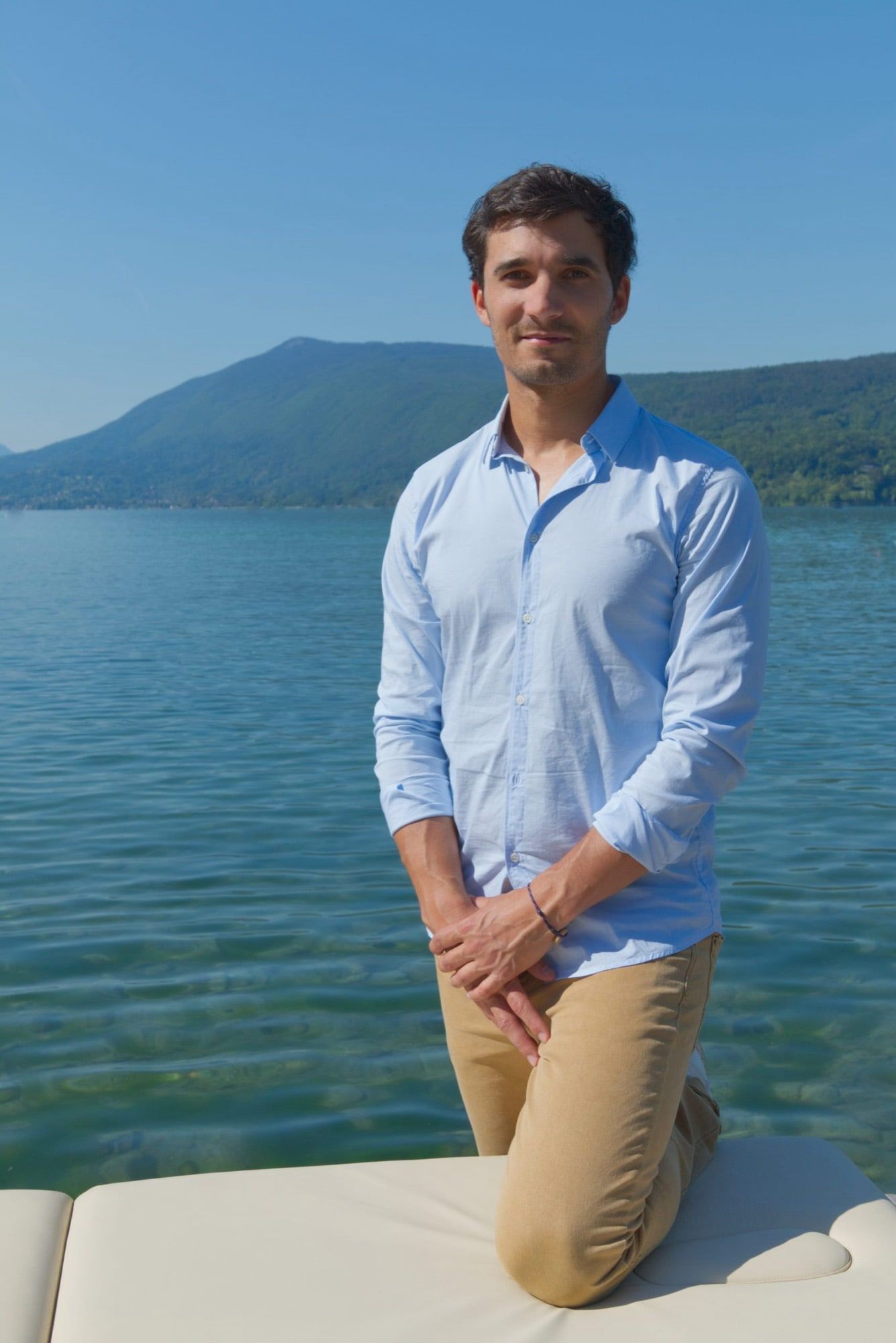 Jordi Baux au bord du lac d’Annecy