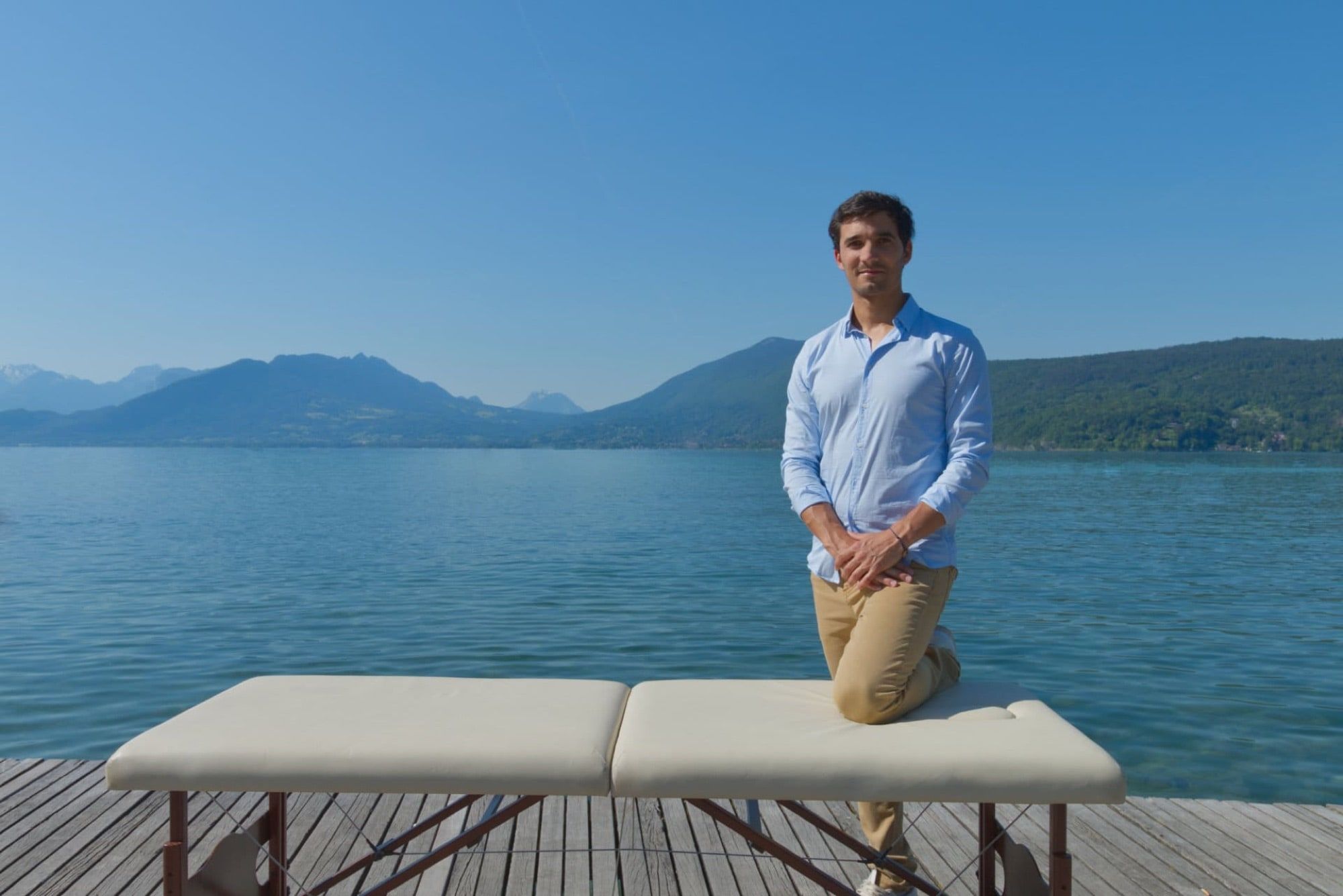 Jordi Baux, ostéopathe, sur un ponton du lac d’Annecy